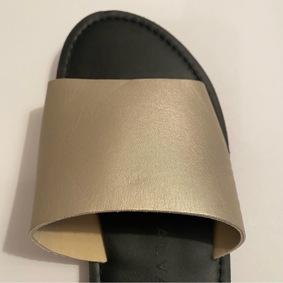 Malvaldos. Metallic gold and black slide sandals. Size 9/10. - Picture 4 of 4